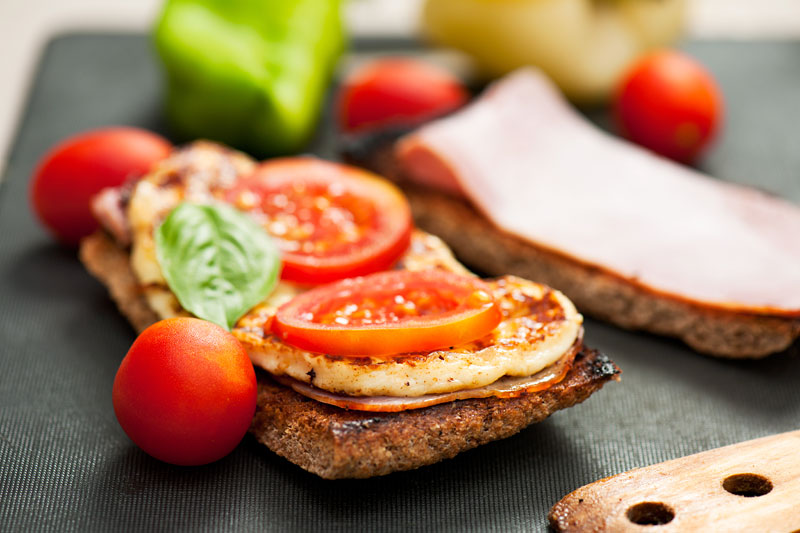 mic dejun senvis delicios fotografie culinara sunca branza rosii busuioc breakfast sandwich cheese tomato basil ham radu dumitrescu