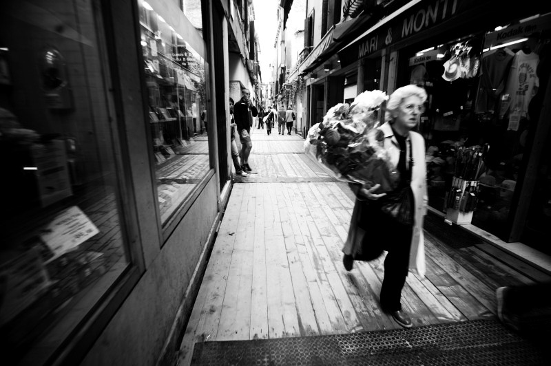 Doamna cu flori Street Travel Fotografie Grey Wolf Studios Radu Dumitrescu